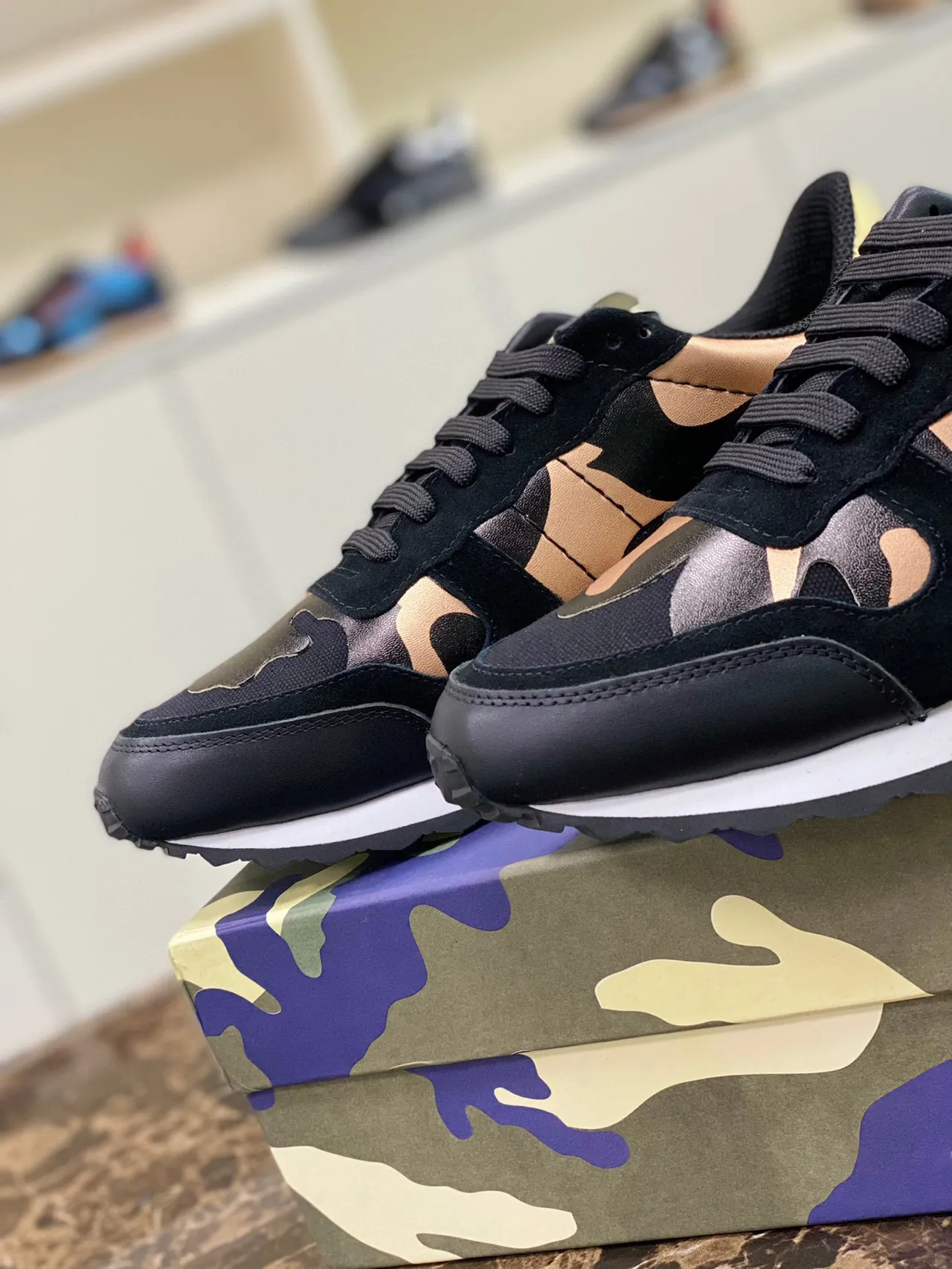 Sneakers lifestyle Valentino Rockstud Runner Camouflage Noir et Or 8