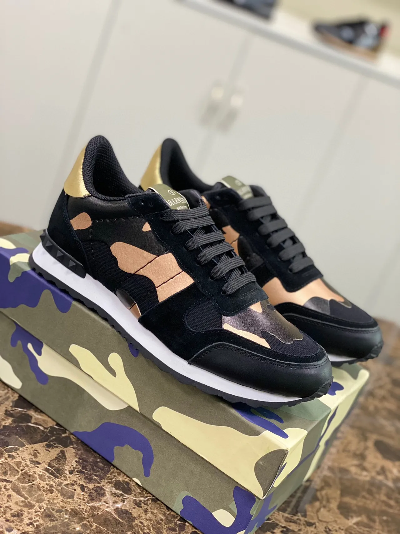 Sneakers lifestyle Valentino Rockstud Runner Camouflage Noir et Or 9