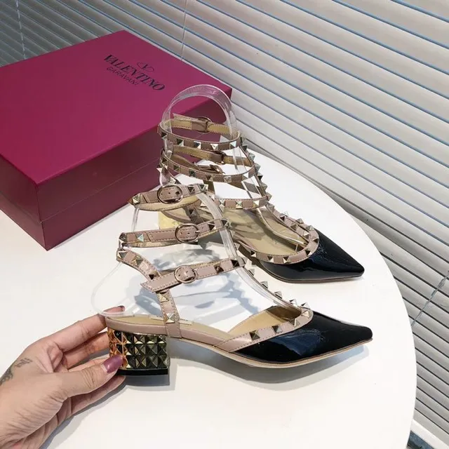 Valentino Rockstud tacones con tachuelas multi correa charol negro y beige 2