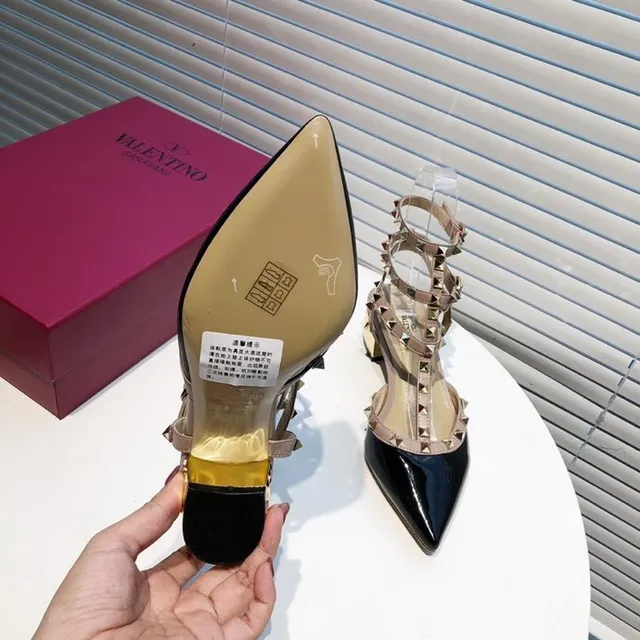 Valentino Rockstud tacones con tachuelas multi correa charol negro y beige 3