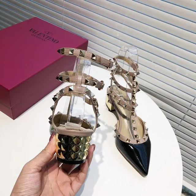 Valentino Rockstud tacones con tachuelas multi correa charol negro y beige 4