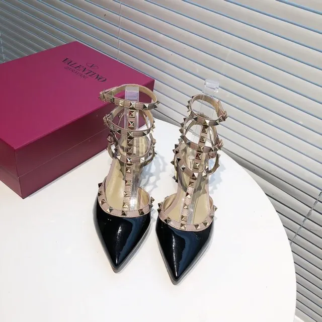 Valentino Rockstud tacones con tachuelas multi correa charol negro y beige 6