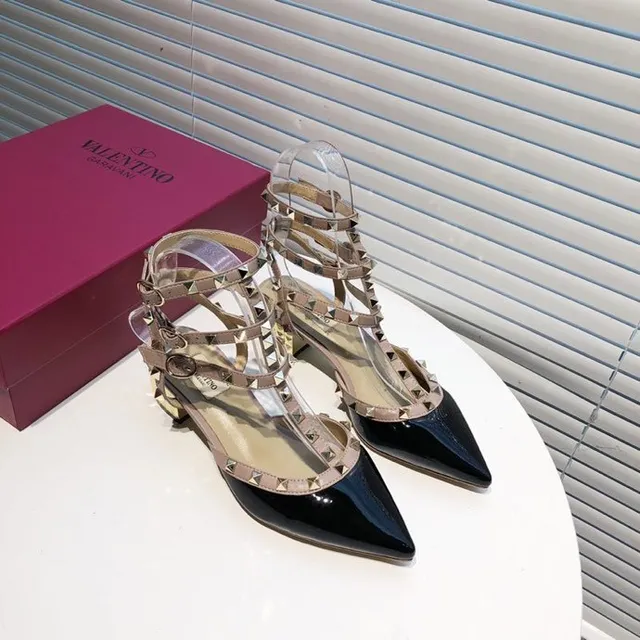 Valentino Rockstud tacones con tachuelas multi correa charol negro y beige 7