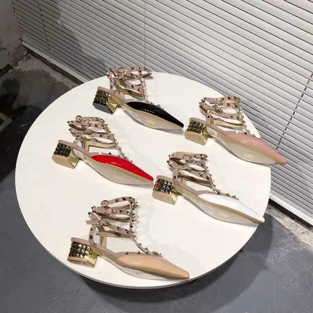 Valentino Rockstud tacones con tachuelas multi correa charol negro y beige 8