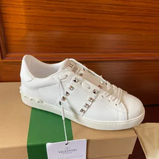 Valentino Rockstud স্টাডড সাদা চামড়ার লাইফস্টাইল স্নিকার