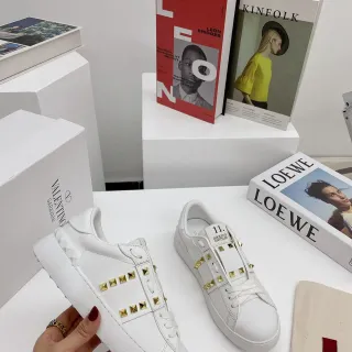 Valentino Rockstud Untitled सफेद चमड़े के गोल्ड स्टड लाइफस्टाइल स्नीकर