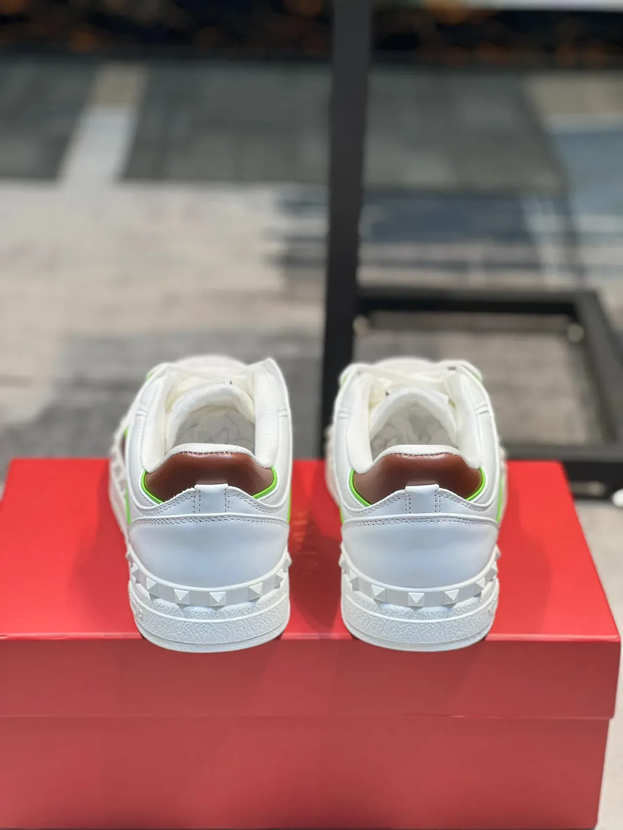 Valentino Rockstud Baskets Lifestyle Blanc Marron Vert Cloutées 2