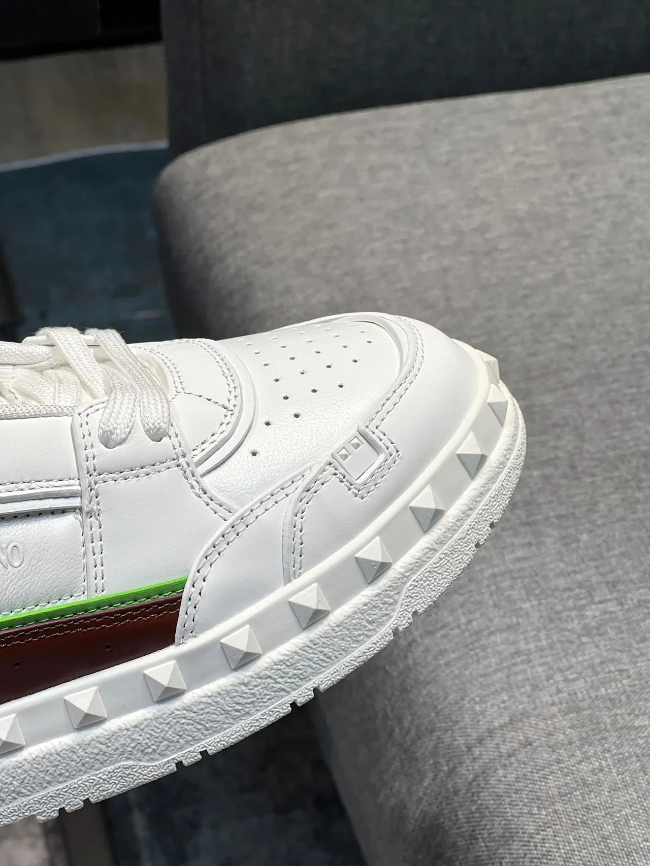 Valentino Rockstud Baskets Lifestyle Blanc Marron Vert Cloutées 3