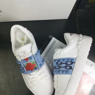 Valentino Rockstud Tênis Lifestyle de Couro Branco com Aba Lateral Studded Estampa de Rosa e Corrente