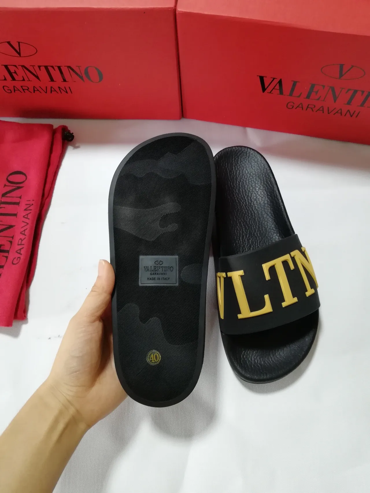 Valentino VLTN 黑色和金色的拖鞋 2
