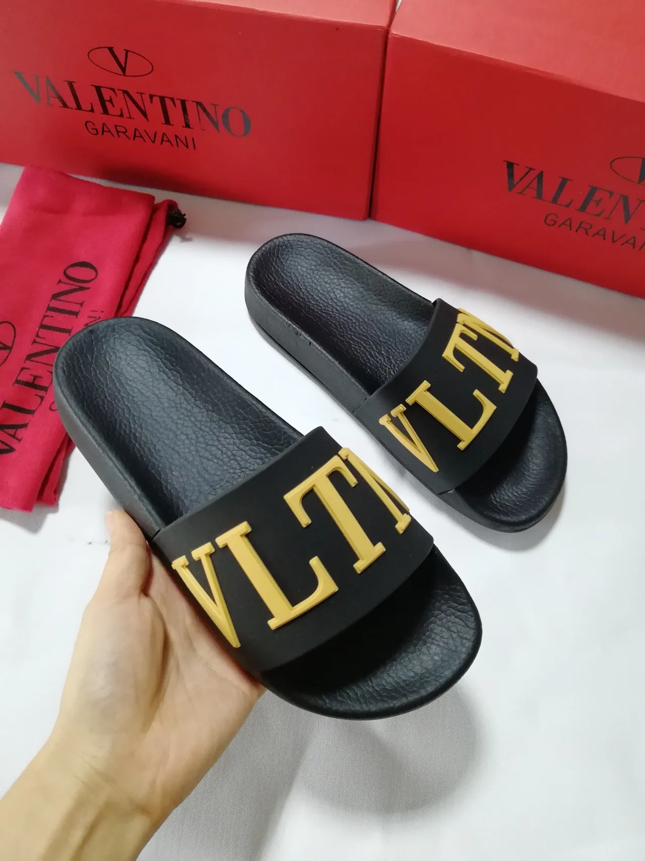 Valentino VLTN 黑色和金色的拖鞋 3