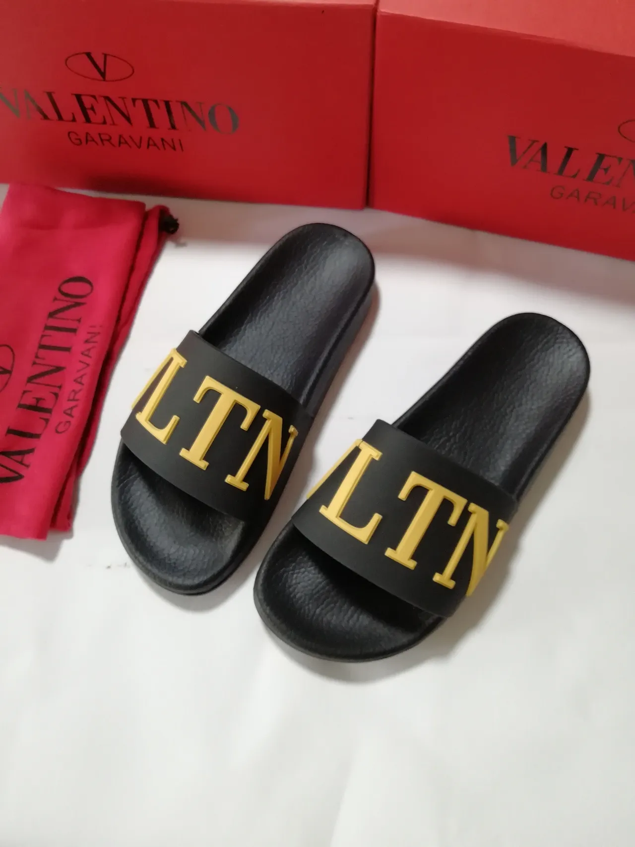 Valentino VLTN 黑色和金色的拖鞋 4