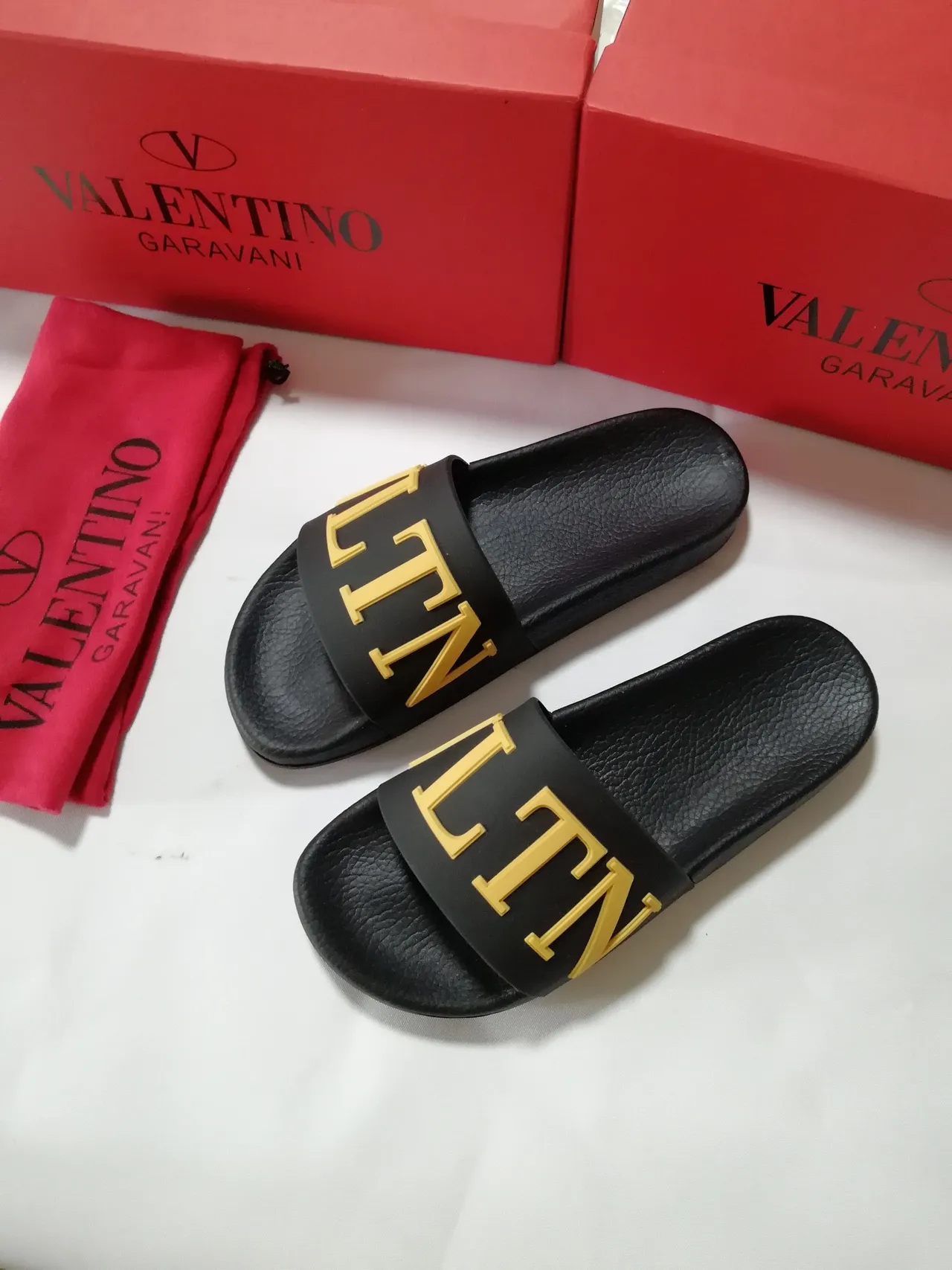 Valentino VLTN 黑色和金色的拖鞋 5