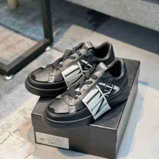Valentino VLTN Tênis Lifestyle de Couro Preto com Tira Perfurada