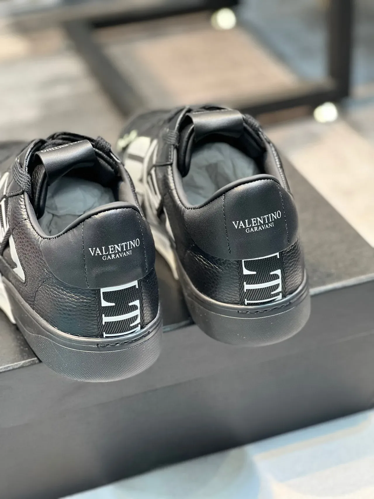 Valentino VLTN Zapatillas Lifestyle de Cuero Negro con Correa Perforada 2