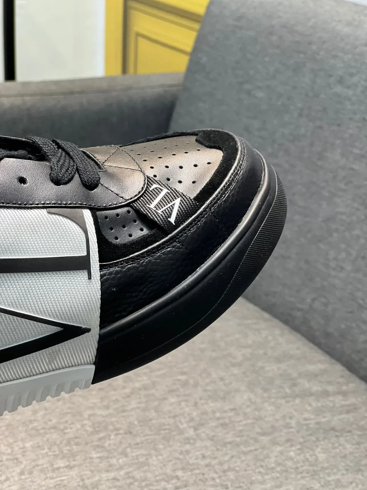Valentino VLTN Zapatillas Lifestyle de Cuero Negro con Correa Perforada 3