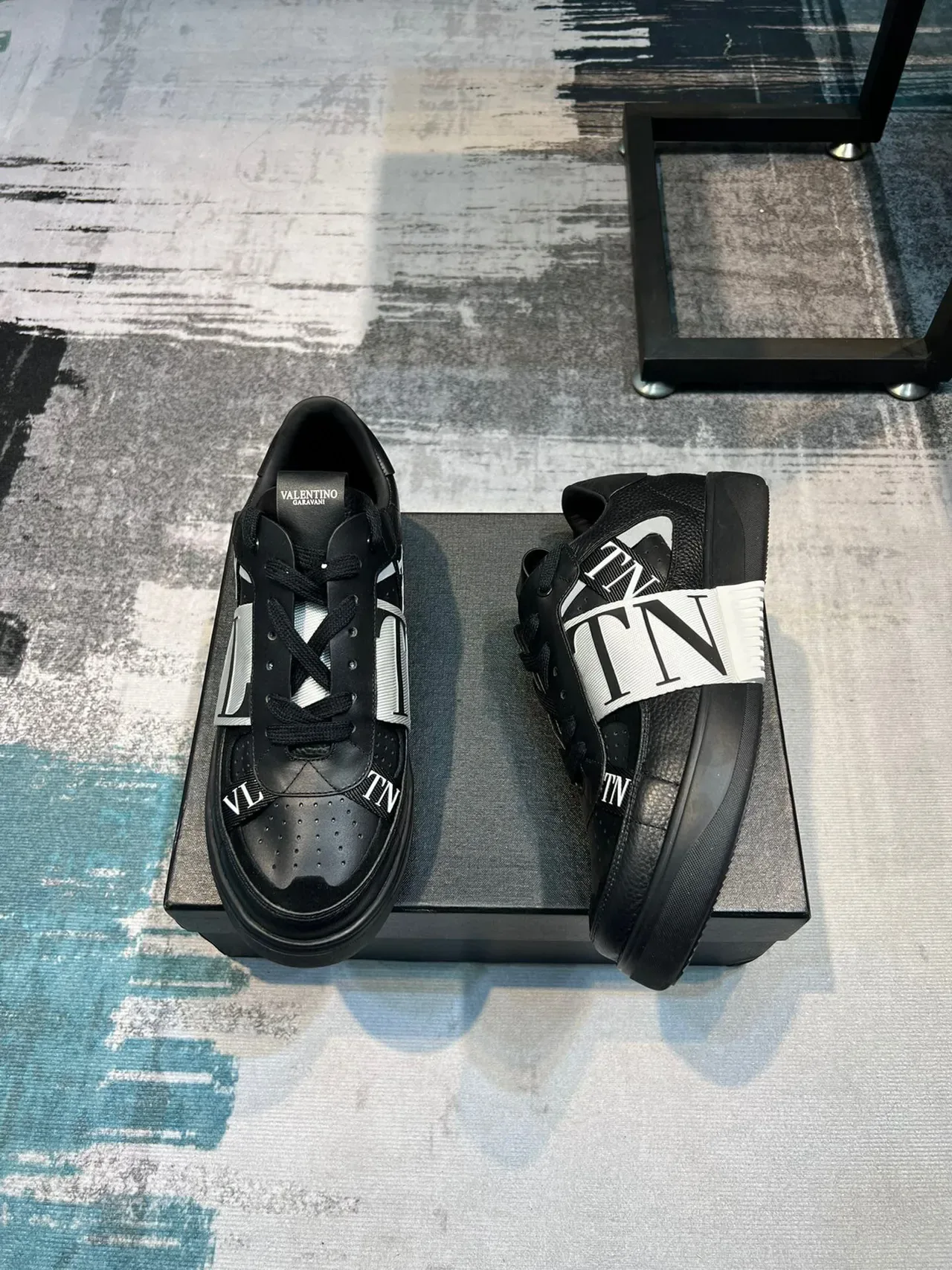Valentino VLTN Zapatillas Lifestyle de Cuero Negro con Correa Perforada 4