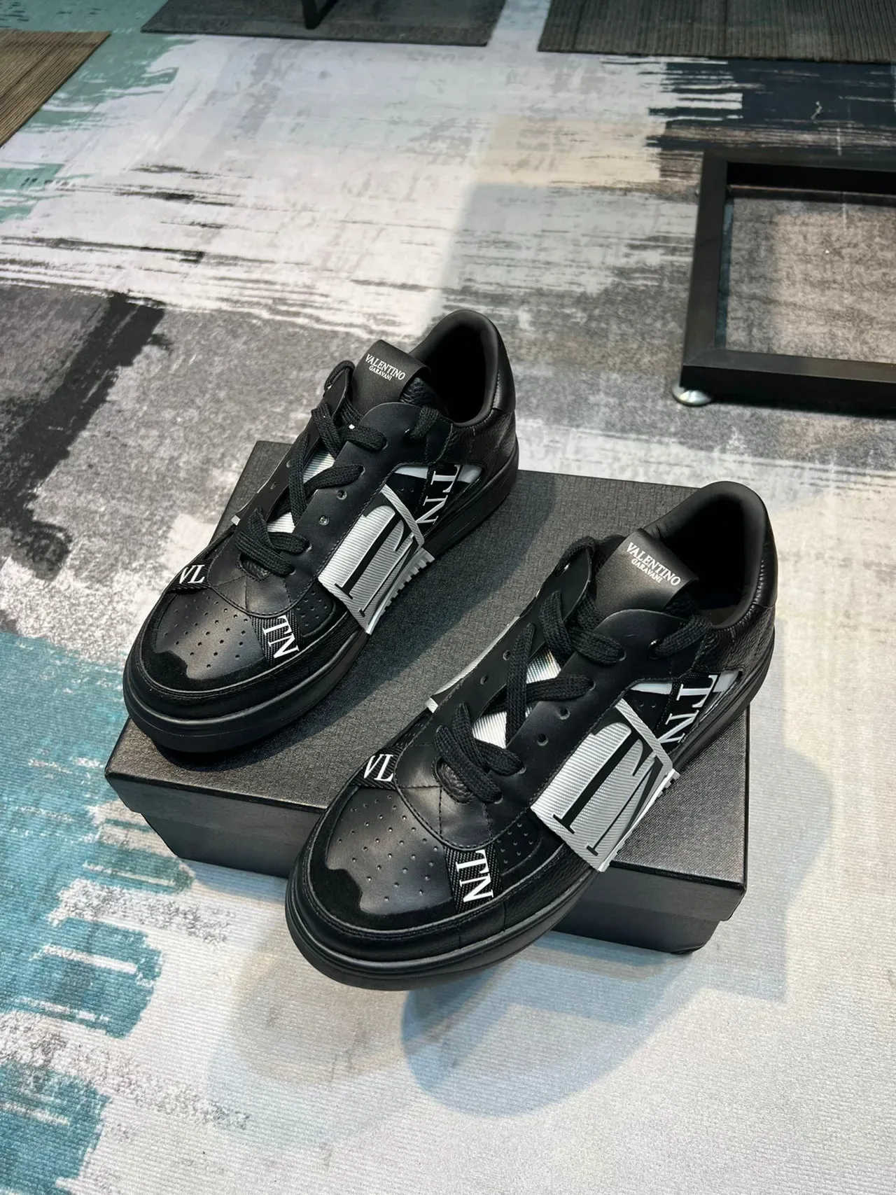 Valentino VLTN Zapatillas Lifestyle de Cuero Negro con Correa Perforada 5