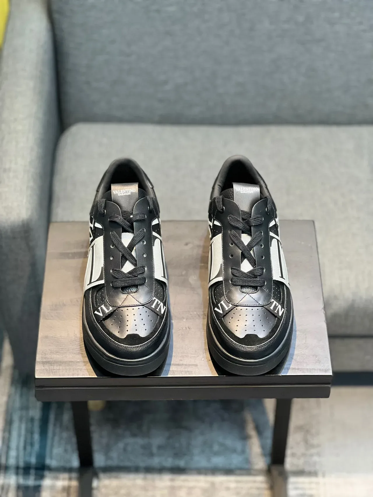 Valentino VLTN Zapatillas Lifestyle de Cuero Negro con Correa Perforada 6
