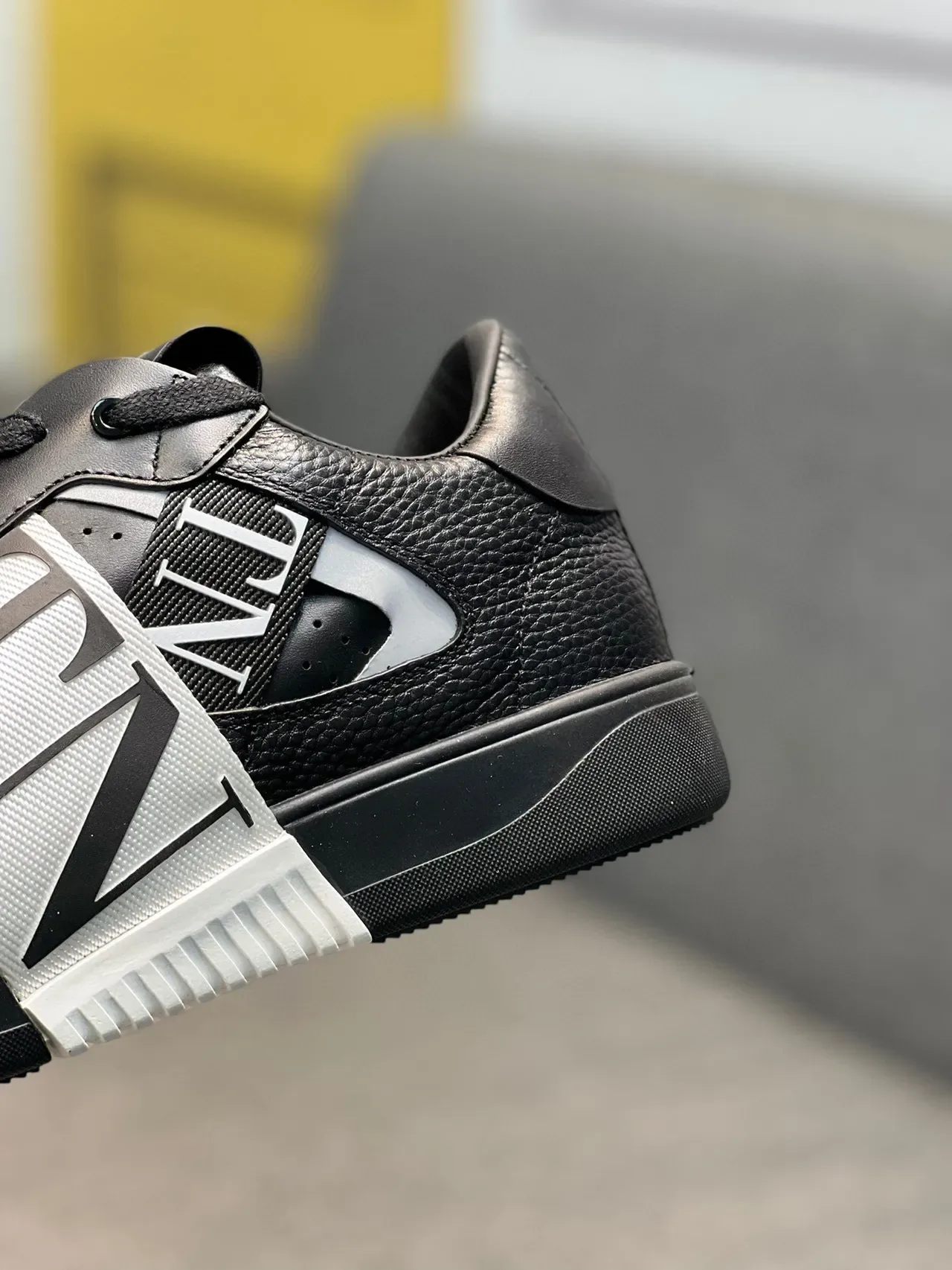 Valentino VLTN Zapatillas Lifestyle de Cuero Negro con Correa Perforada 7