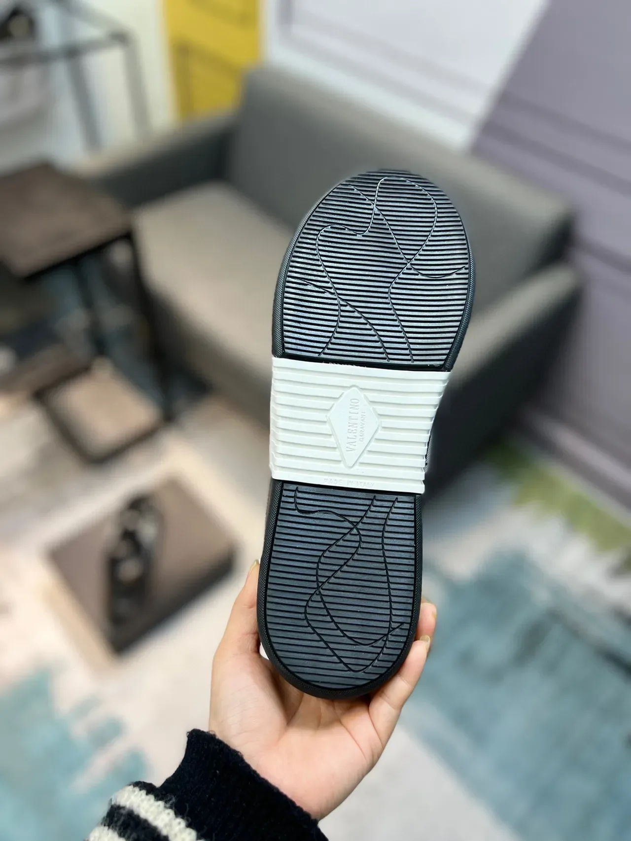 Valentino VLTN Zapatillas Lifestyle de Cuero Negro con Correa Perforada 8