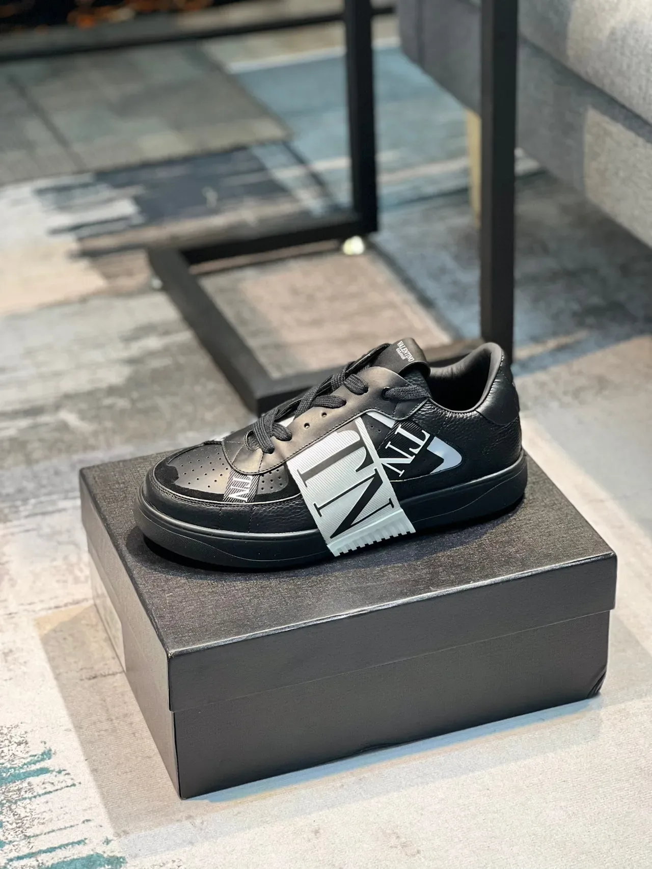 Valentino VLTN Zapatillas Lifestyle de Cuero Negro con Correa Perforada 9