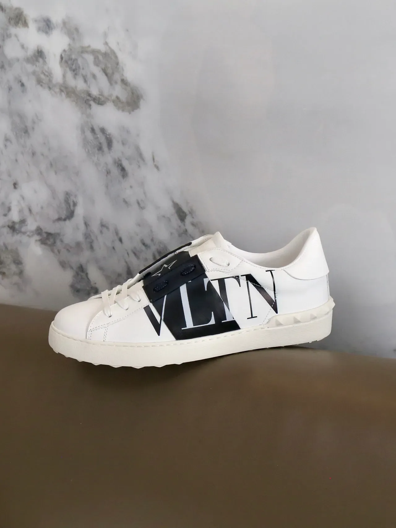 Valentino VLTN सफेद काला चमड़ा लोगो स्ट्रैप लाइफस्टाइल स्नीकर 3