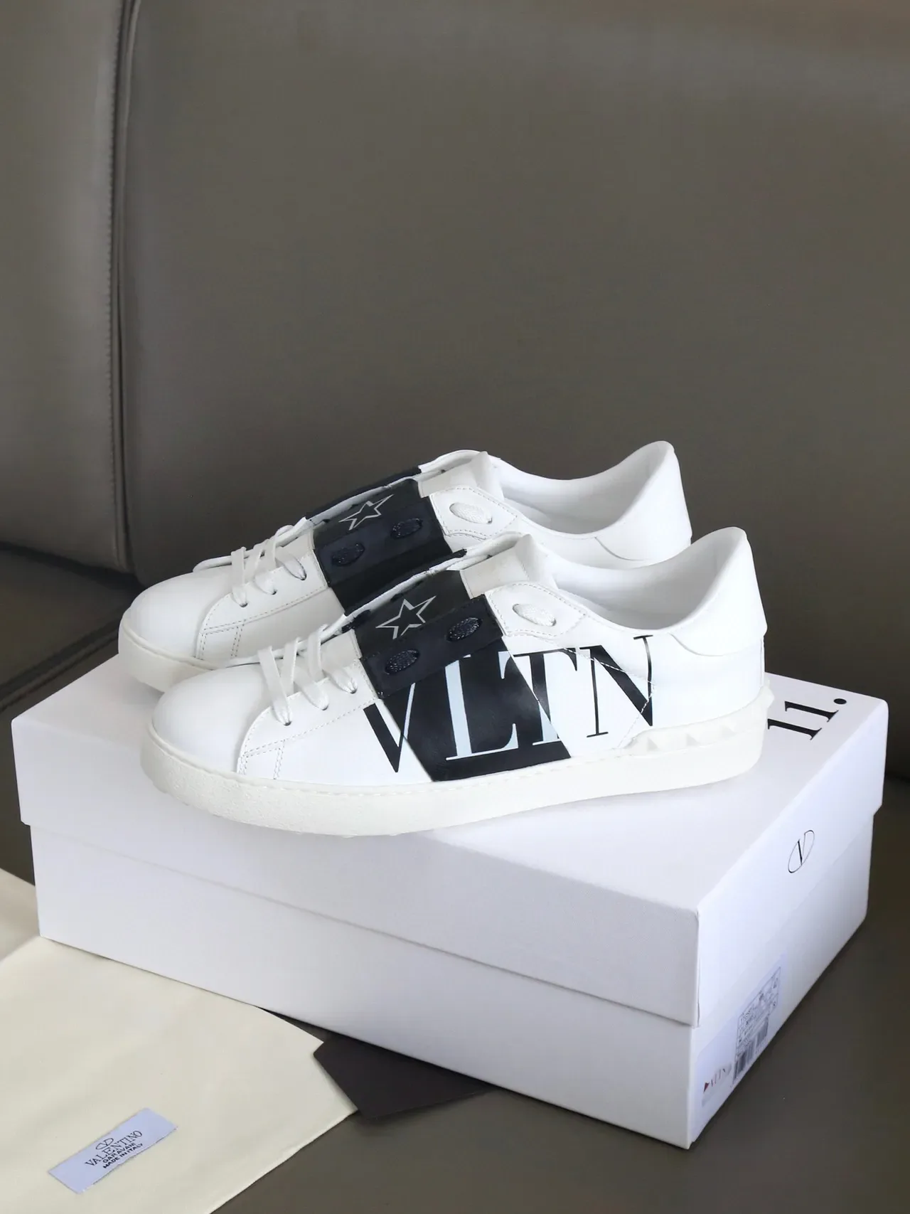Valentino VLTN सफेद काला चमड़ा लोगो स्ट्रैप लाइफस्टाइल स्नीकर 5
