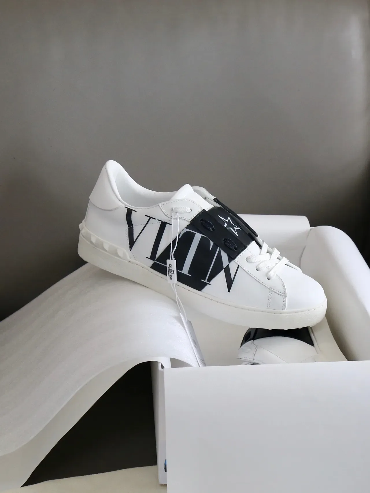 Valentino VLTN सफेद काला चमड़ा लोगो स्ट्रैप लाइफस्टाइल स्नीकर 7