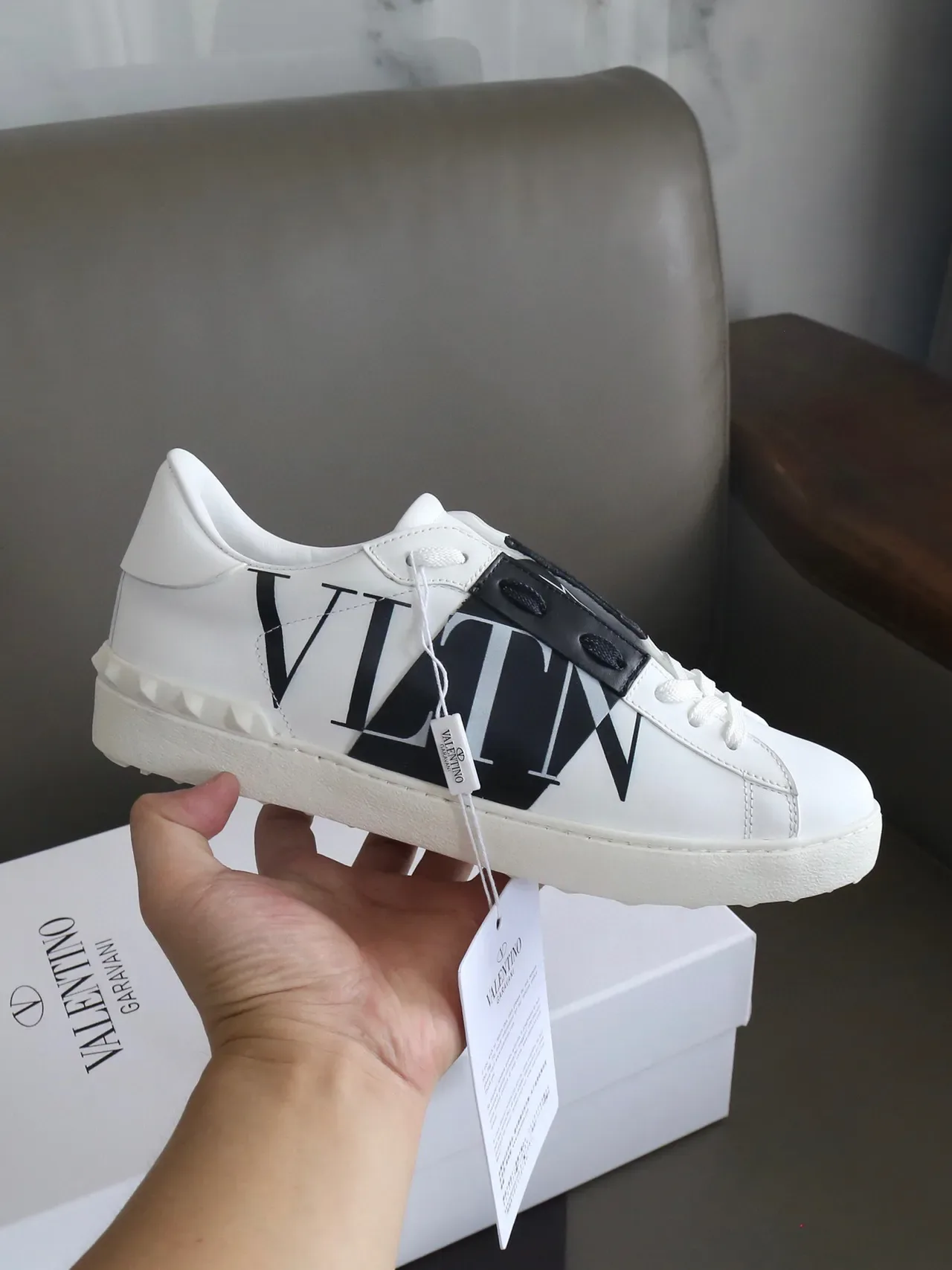 Valentino VLTN सफेद काला चमड़ा लोगो स्ट्रैप लाइफस्टाइल स्नीकर 8