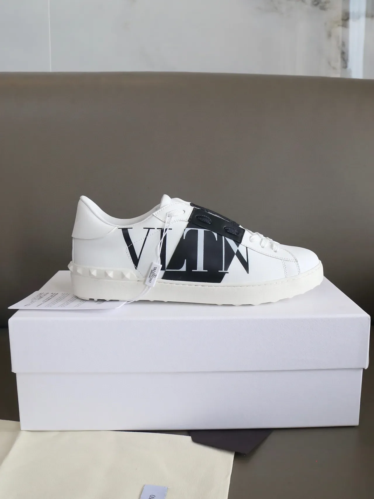 Valentino VLTN सफेद काला चमड़ा लोगो स्ट्रैप लाइफस्टाइल स्नीकर 9