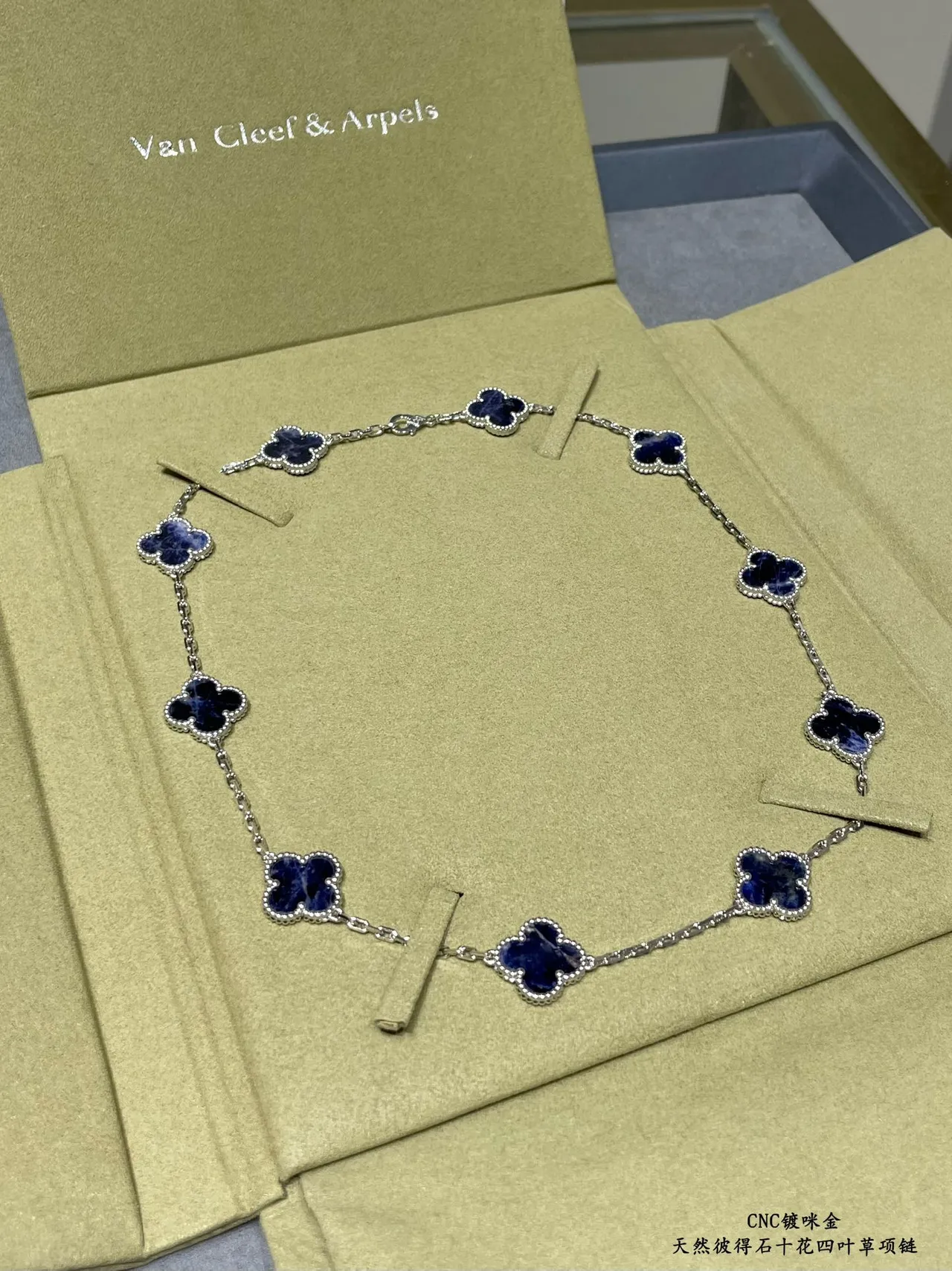 Van Cleef & Arpels Alhambra Ten Motif Collar de piedra azul 3