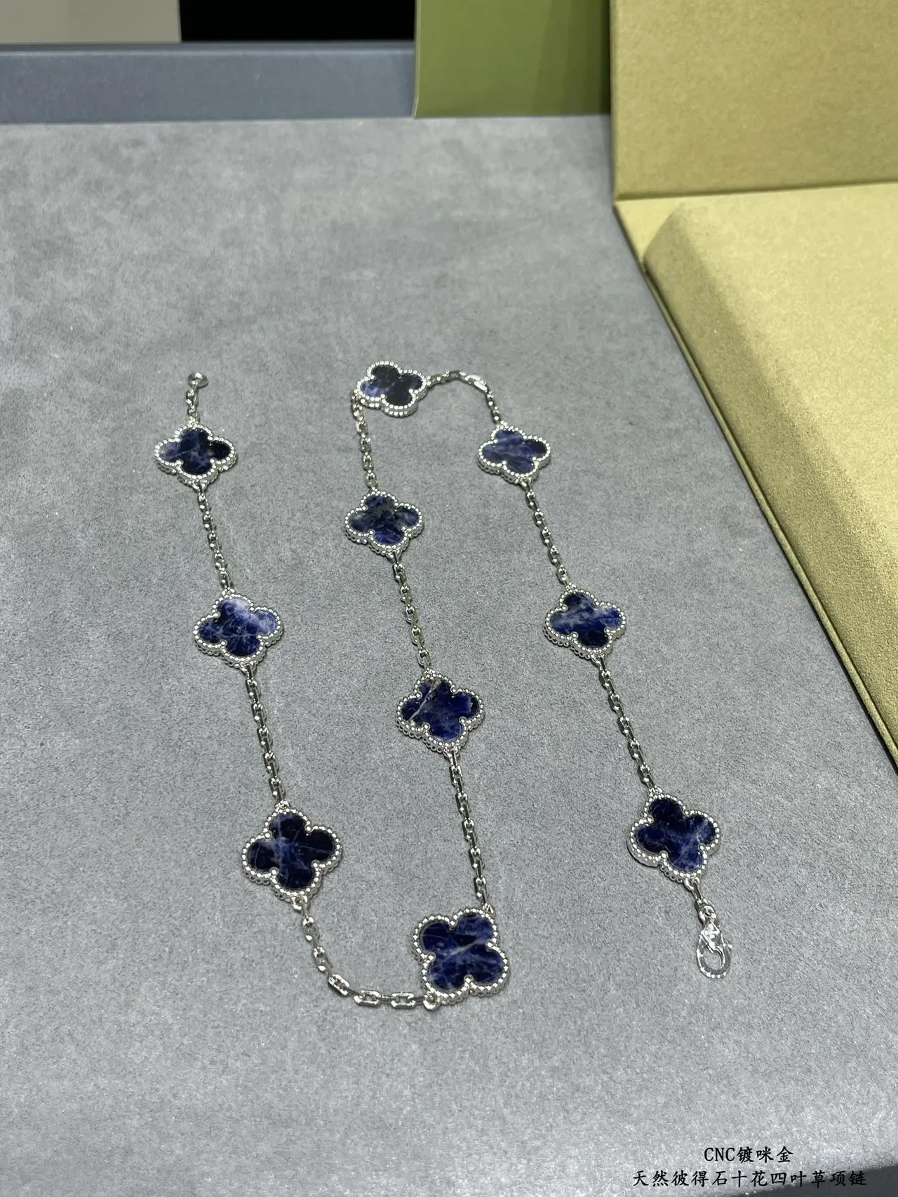 Van Cleef & Arpels Alhambra Ten Motif Collar de piedra azul 4