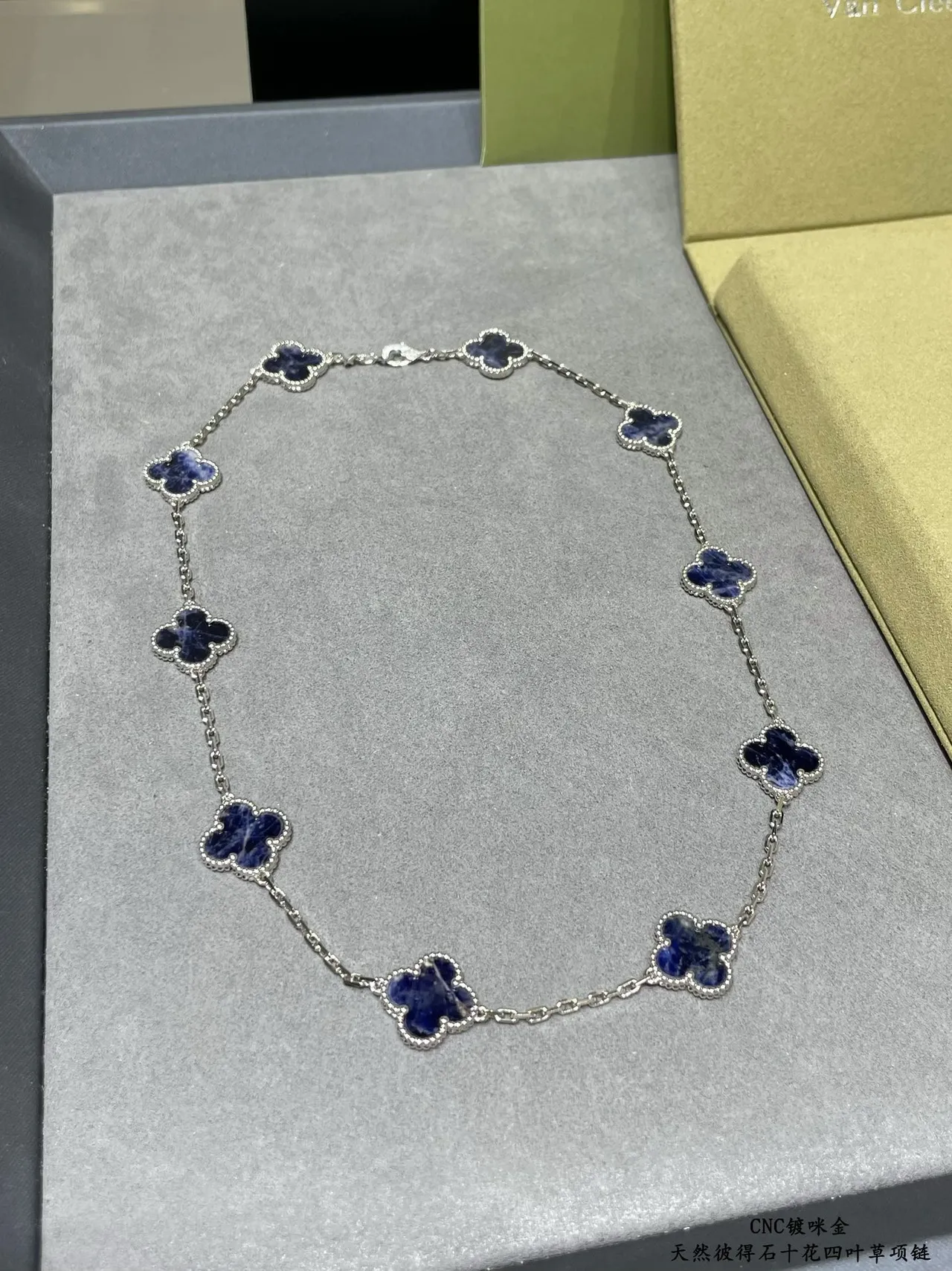 Van Cleef & Arpels Alhambra Ten Motif Collar de piedra azul 5