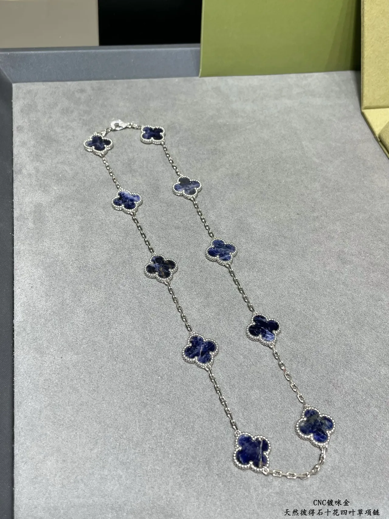 Van Cleef & Arpels Alhambra Ten Motif Collar de piedra azul 6