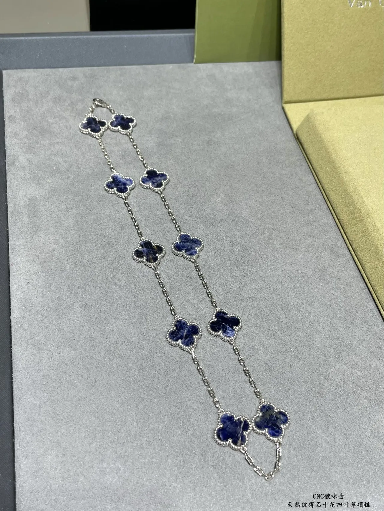 Van Cleef & Arpels Alhambra Ten Motif Collar de piedra azul 7