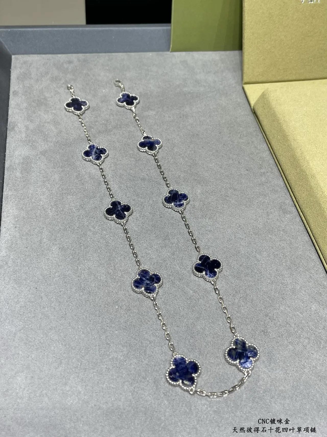 Van Cleef & Arpels Alhambra Ten Motif Collar de piedra azul 8