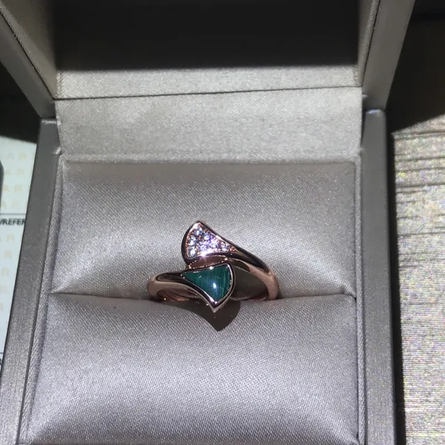 Van Cleef & Arpels Cadenas Malachite এবং Pavé Diamond Ring 8