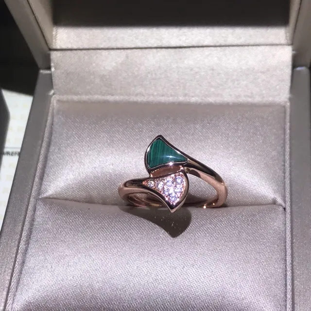 Van Cleef & Arpels Cadenas Malachite এবং Pavé Diamond Ring 9