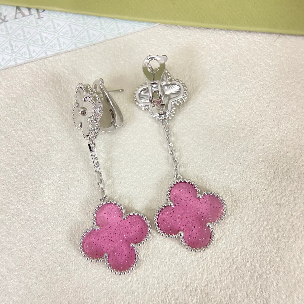 Van Cleef & Arpels 阿尔罕布拉 粉色闪耀珐琅 四叶草 垂坠耳环 3