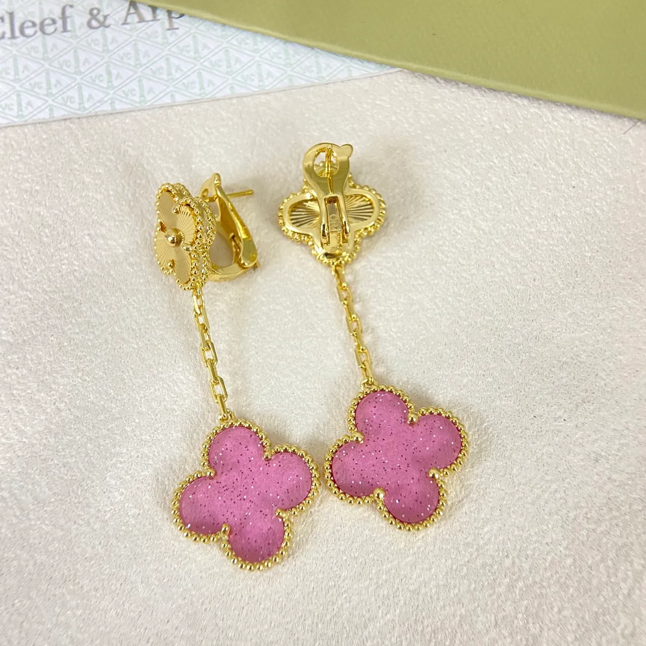 Van Cleef & Arpels 阿尔罕布拉 粉色闪耀珐琅 四叶草 垂坠耳环 4