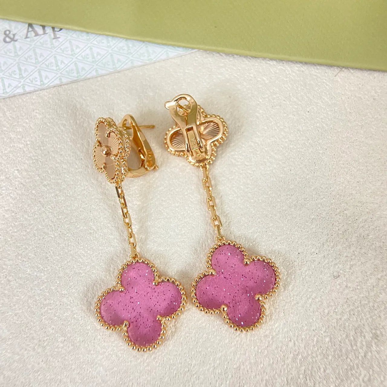Van Cleef & Arpels 阿尔罕布拉 粉色闪耀珐琅 四叶草 垂坠耳环 5