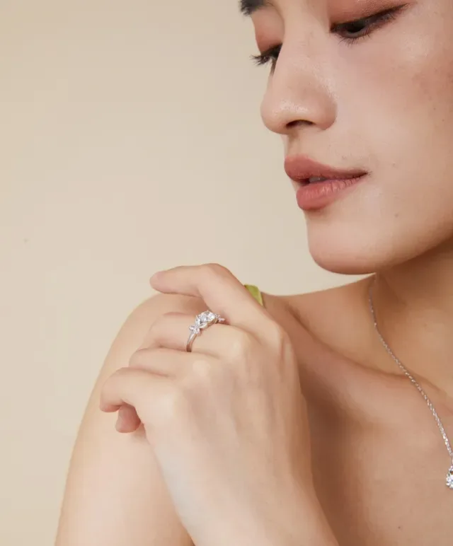 Van Cleef & Arpels Frivole Bague à diamants cluster floral, ronde et marquise 3