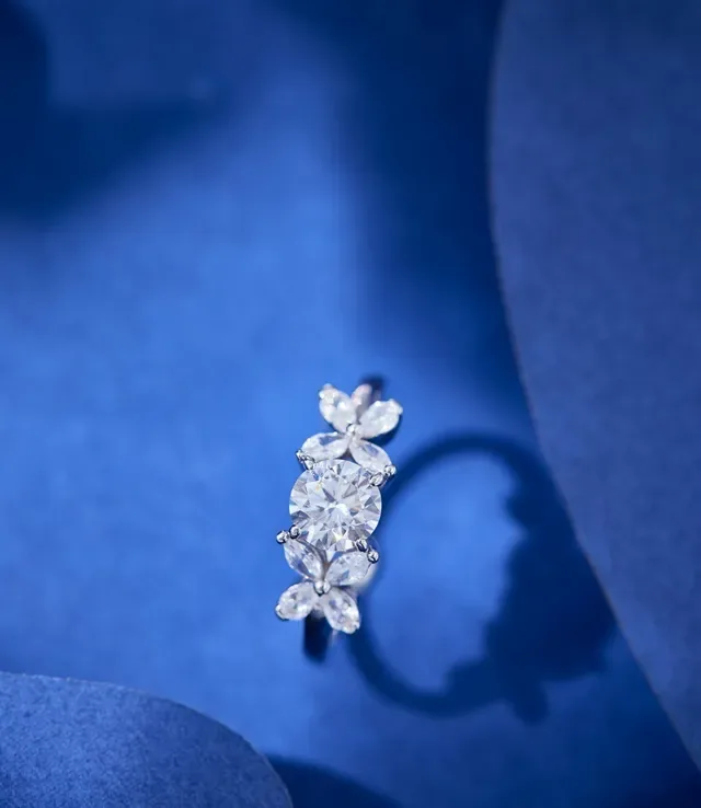 Van Cleef & Arpels Frivole Bague à diamants cluster floral, ronde et marquise 4