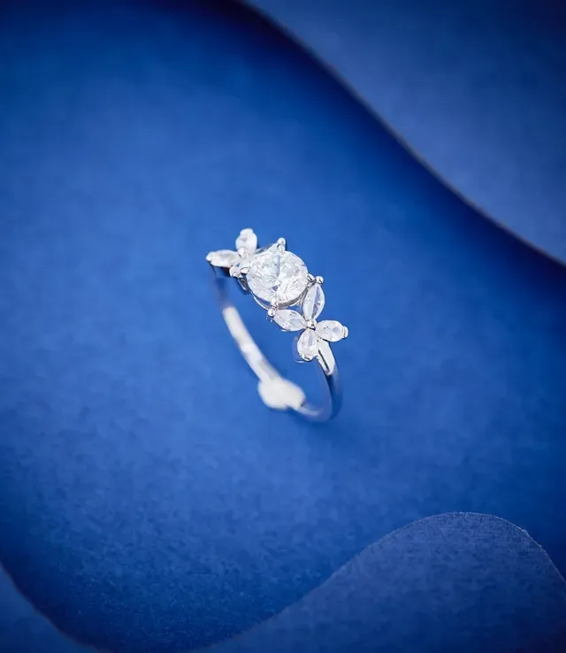 Van Cleef & Arpels Frivole Bague à diamants cluster floral, ronde et marquise 7