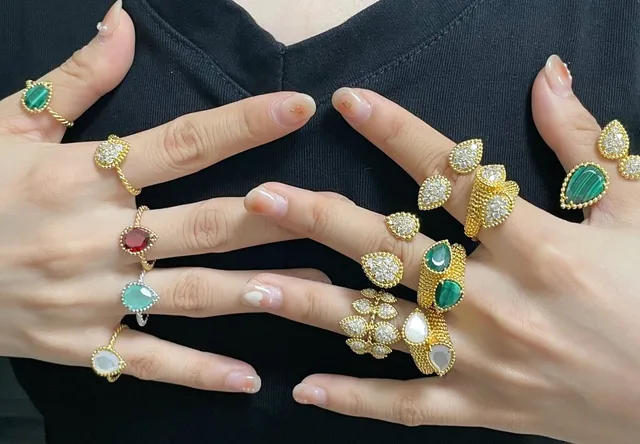 Van Cleef & Arpels Frivole 花卉帕维金戒指 8