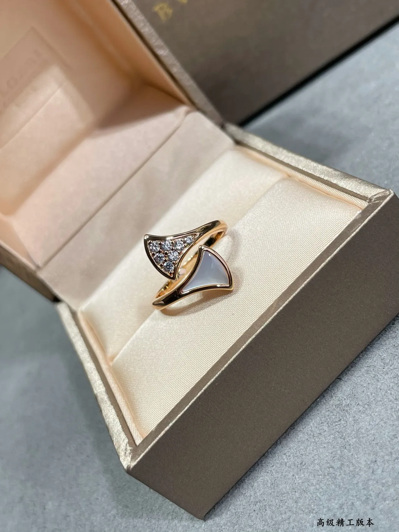 Van Cleef & Arpels Gold White Open Fan-Shaped Pavé Diamond Set Ring 6