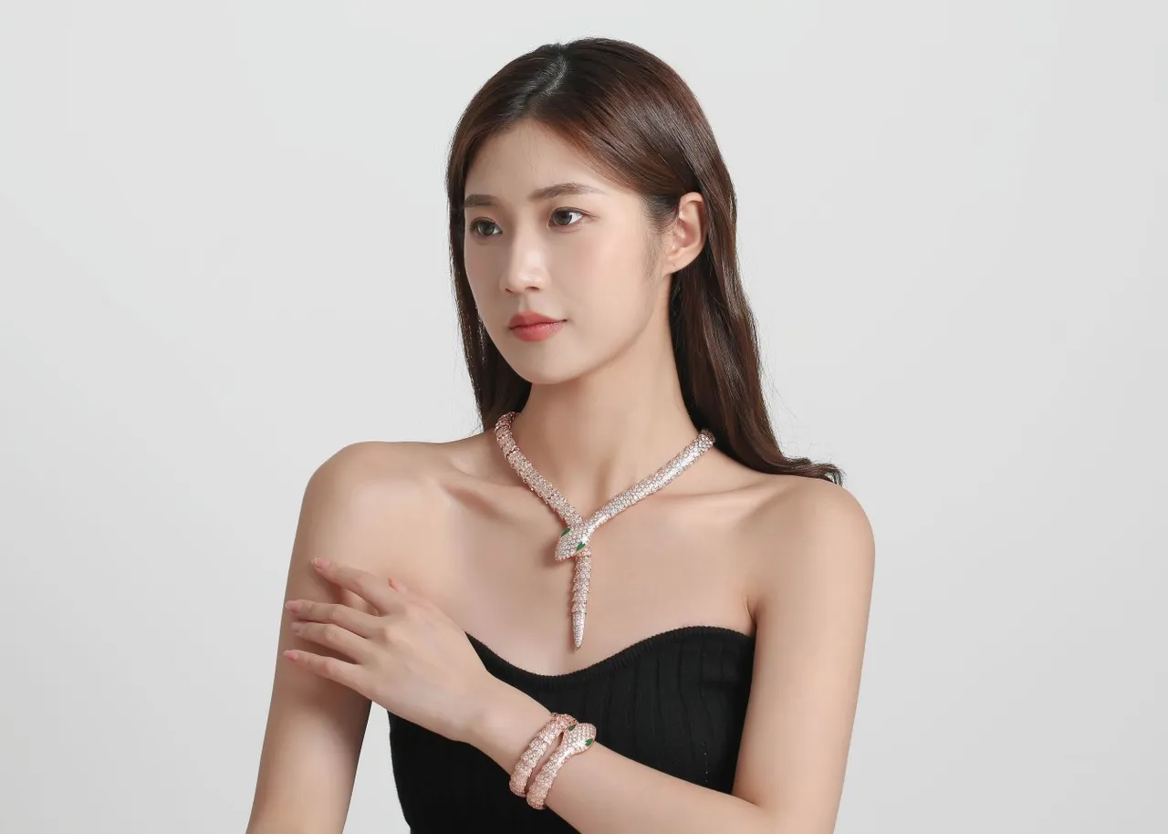 Van Cleef & Arpels Serpent Bohème Pavé ماس ذهب وردي قلادة أفعى 2