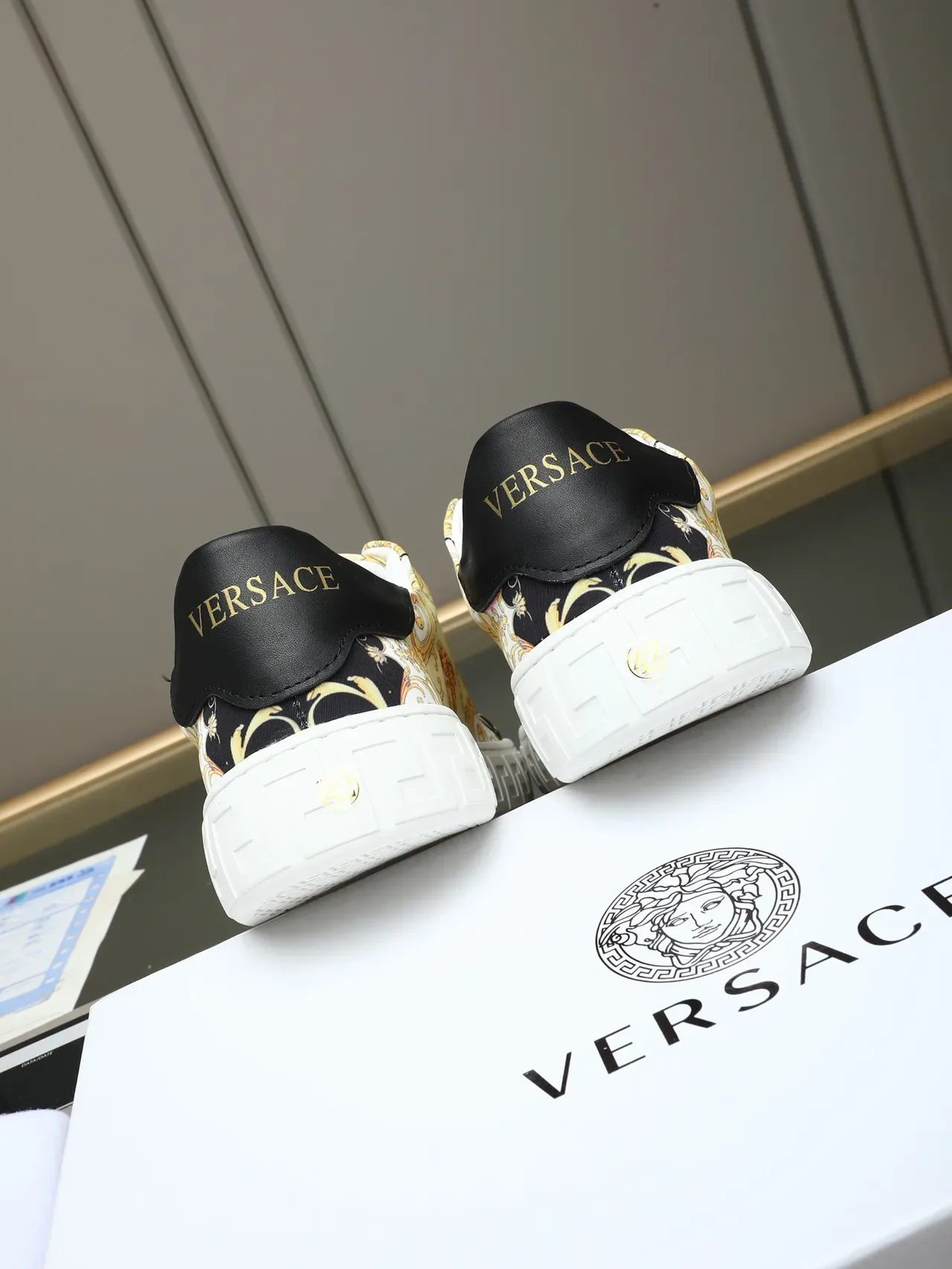Versace বেইজ কালো বারোক-প্রিন্ট টেক্সটাইল আপার মেডিউসা হেড মোটিফ লাইফস্টাইল স্নিকার্স 3