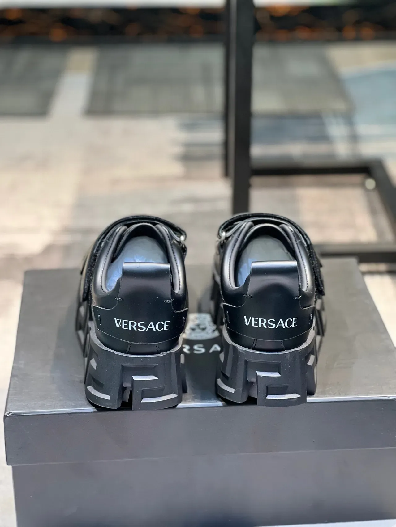 Versace কালো চাঙ্কি প্ল্যাটফর্ম সোল ট্রিপল ভেলক্রো স্ট্র্যাপ লাইফস্টাইল স্নিকার্স 3